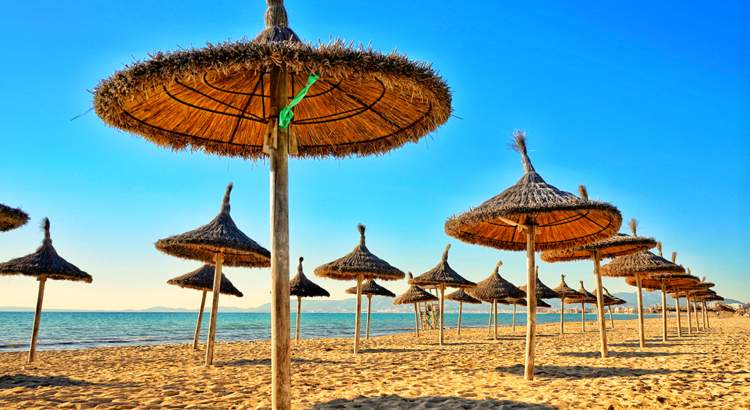Spanien Mallorca Playa de Palma leerer Strand Foto iStock carlomarony